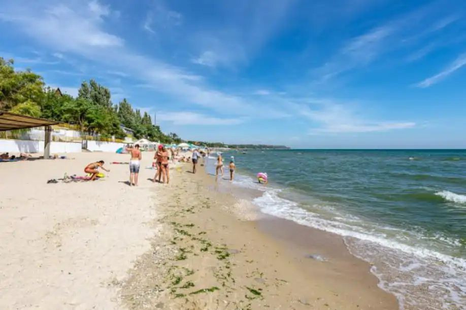 Водоросли на пляже в Урзуфе
